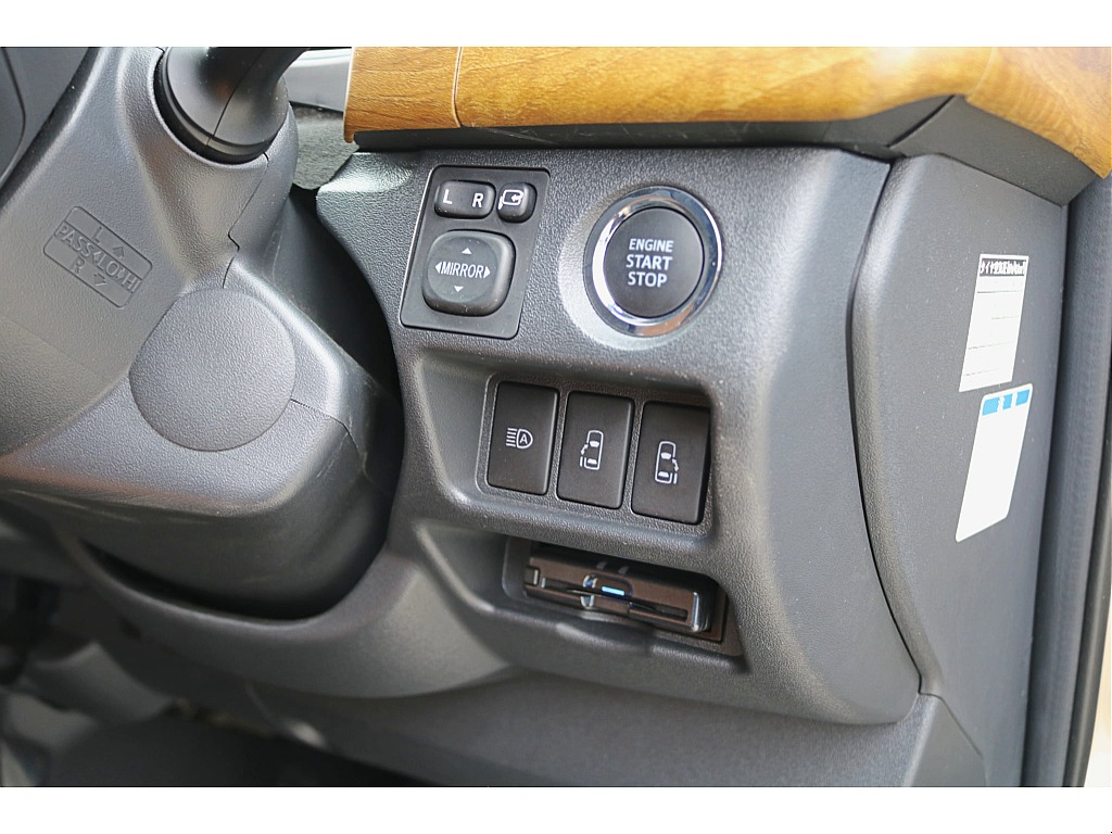 プッシュスターター　パワスラ操作スイッチ　ビルトインETC　等、使いやすい位置に配置♪