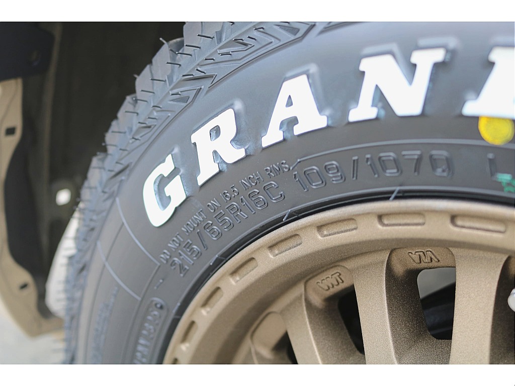 ネクサスクレストNC1ホイール　×　DUNLOPグラントレックホワイトレタータイヤ♪