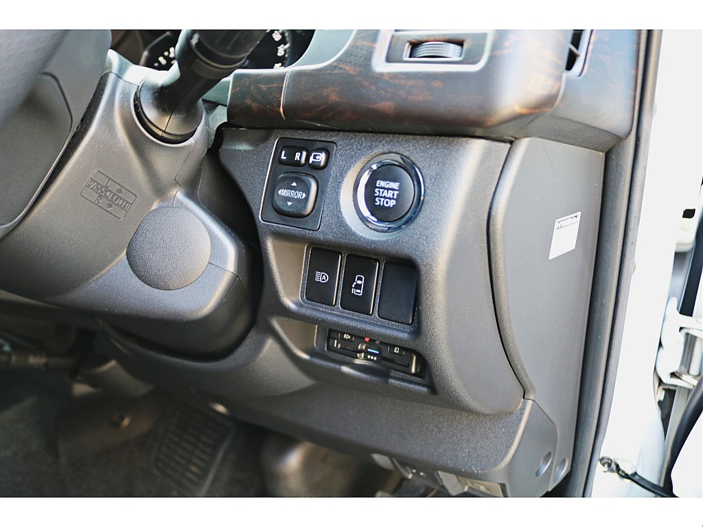 プッシュスターター　パワスラ操作スイッチ　ビルトインETC　等、使いやすい位置に配置♪