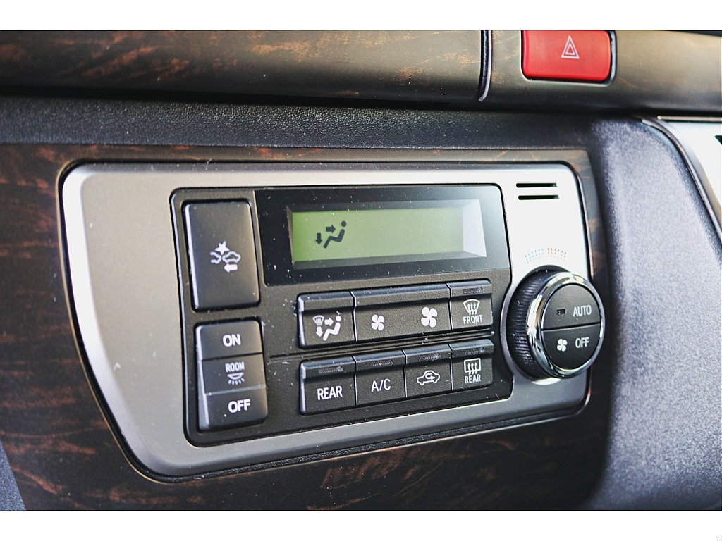 設定温度に合わせて風量や吹出しモード自動制御するオートエアコンを装備♪