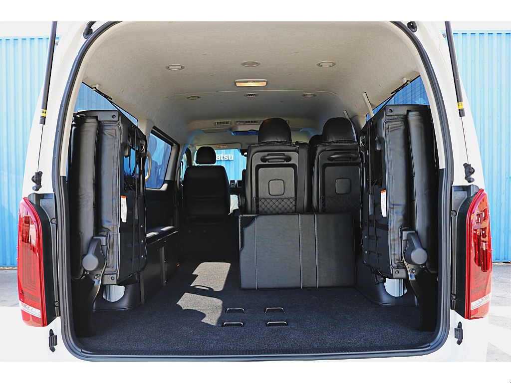 4列目シートは左右に跳ね上げ可能♪これで荷物も積めちゃいます♪