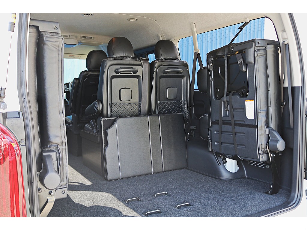 4列目シートは左右に跳ね上げ可能♪これで荷物も積めちゃいます♪