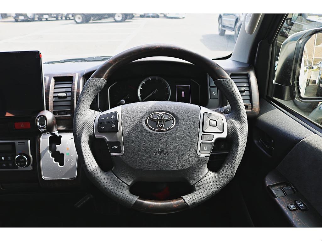 ステアリングから手を放すことなく音量やモードの切り替えができます♪