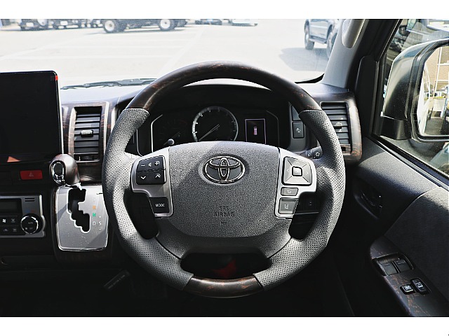 ステアリングから手を放すことなく音量やモードの切り替えができます♪