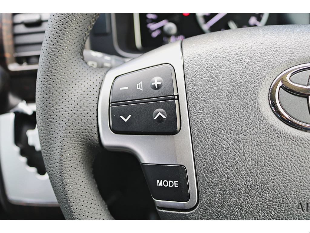 ステアリングから手を放すことなく音量やモードの切り替えができます♪