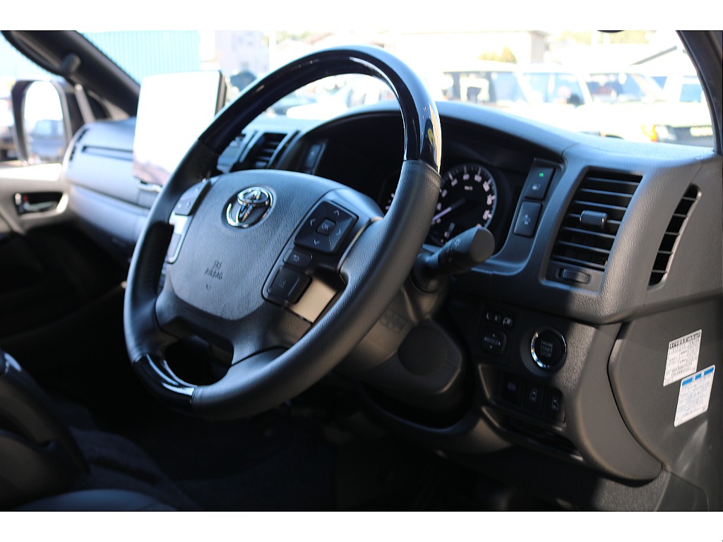 ダークプライムSには専用カーボン調ステアリング♪