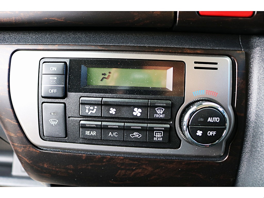 設定温度に合わせて風量や吹出しモード自動制御するオートエアコンを装備♪