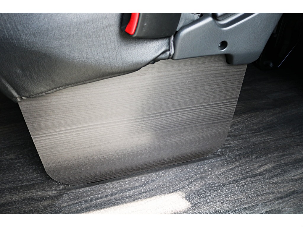 Ｒ5年式　ハイエースワゴン　10人乗りカスタム＆フローリング施工♪