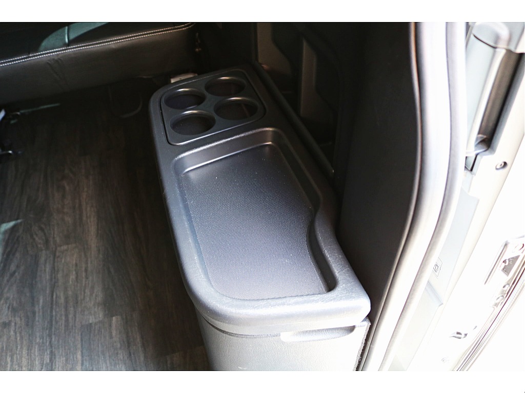 Ｒ5年式　ハイエースワゴン　10人乗りカスタム＆フローリング施工♪