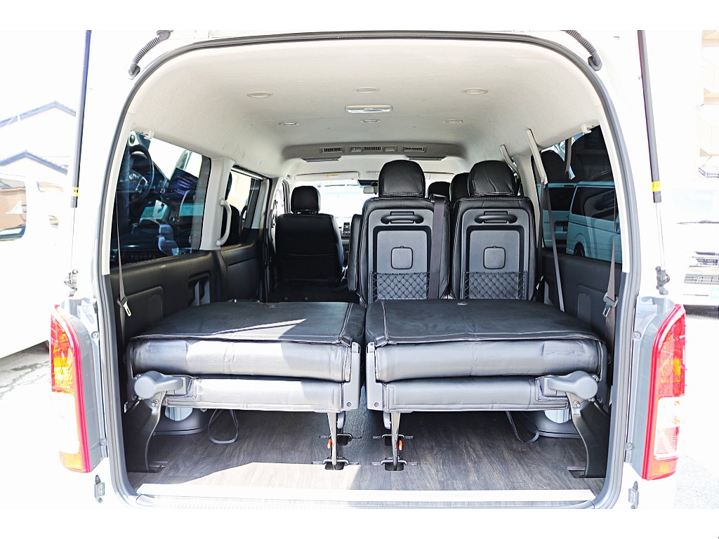 Ｒ5年式　ハイエースワゴン　10人乗りカスタム＆フローリング施工♪