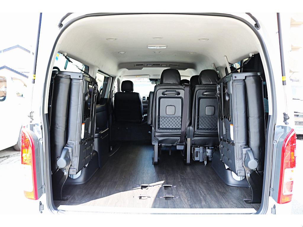 Ｒ5年式　ハイエースワゴン　10人乗りカスタム＆フローリング施工♪