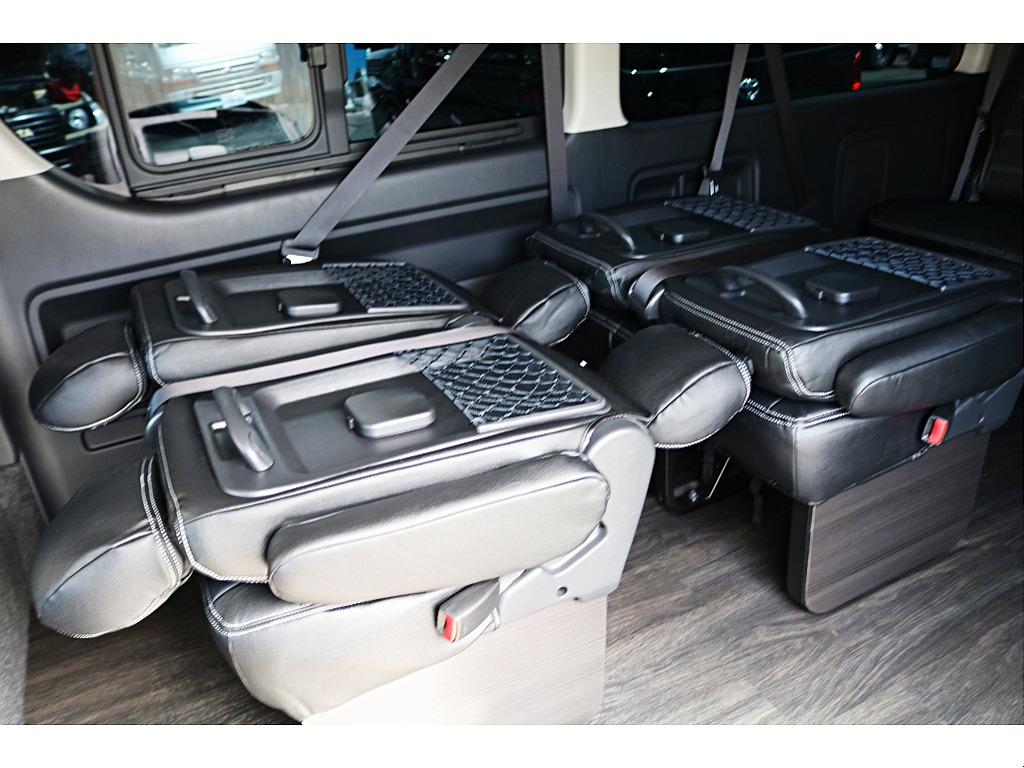 ２，３列目のシートはリクライニング加工済♪