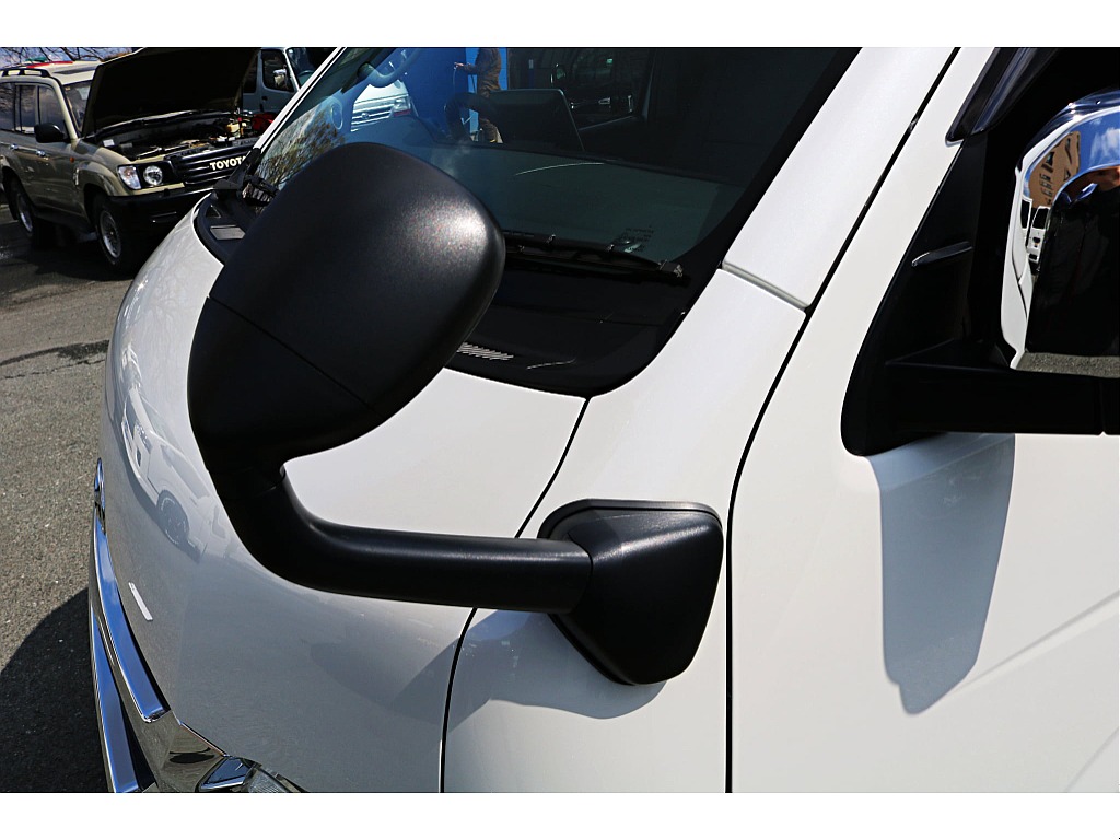 Ｒ5年式　ハイエースワゴン　10人乗りカスタム＆フローリング施工♪