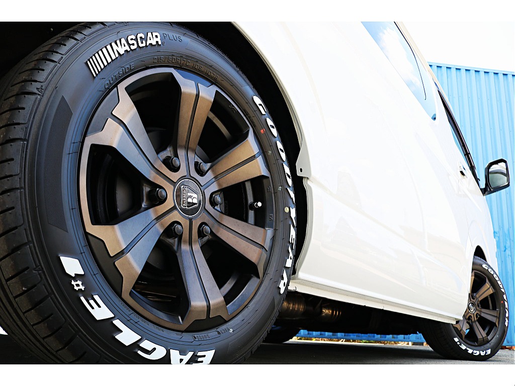 Ｒ5年式　ハイエースワゴン　10人乗りカスタム＆フローリング施工♪