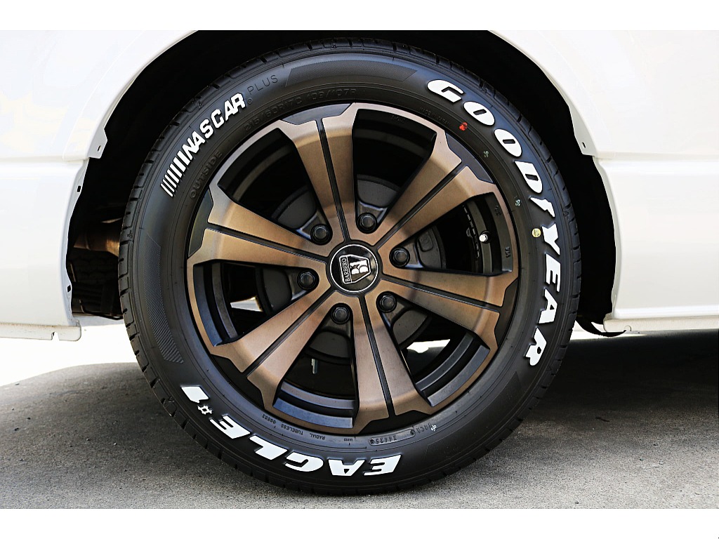 Ｒ5年式　ハイエースワゴン　10人乗りカスタム＆フローリング施工♪