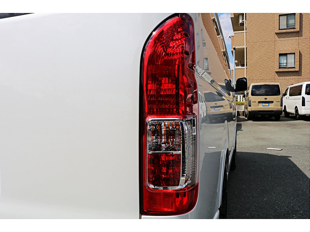 Ｒ5年式　ハイエースワゴン　10人乗りカスタム＆フローリング施工♪