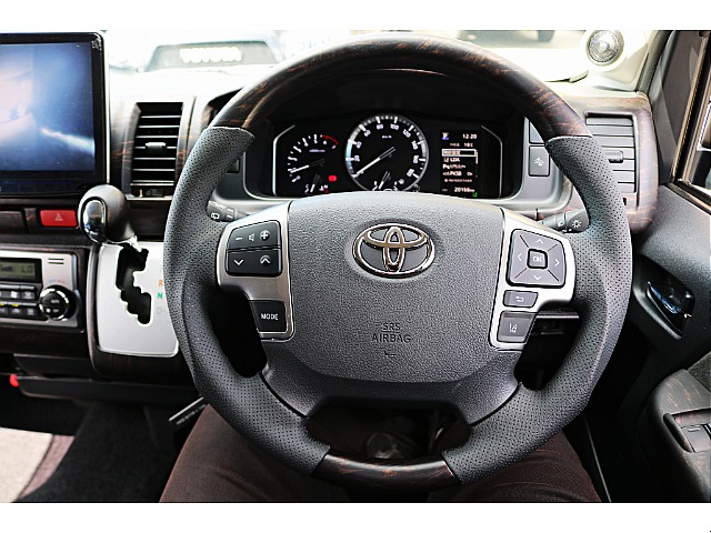 ステアリングから手を放すことなく音量やモードの切り替えができます♪