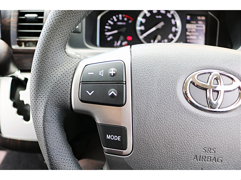 ステアリングから手を放すことなく音量やモードの切り替えができます♪