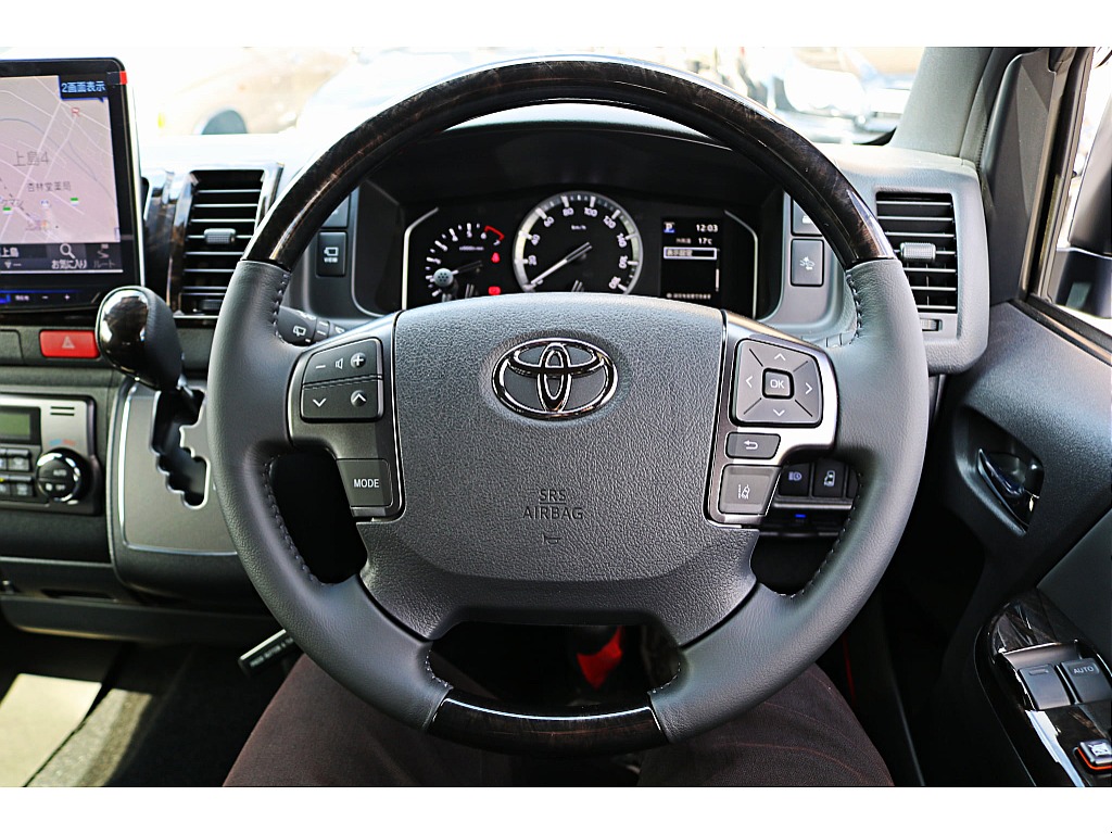 ステアリングから手を放すことなく音量やモードの切り替えができます♪