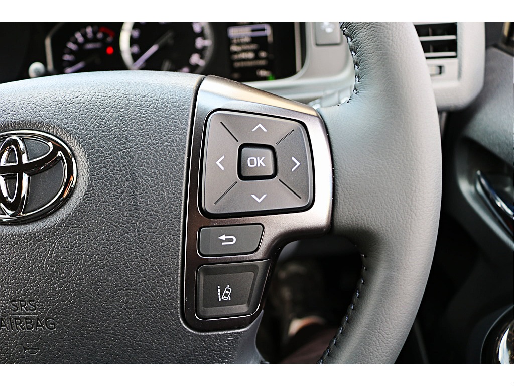 ステアリングから手を放すことなく音量やモードの切り替えができます♪