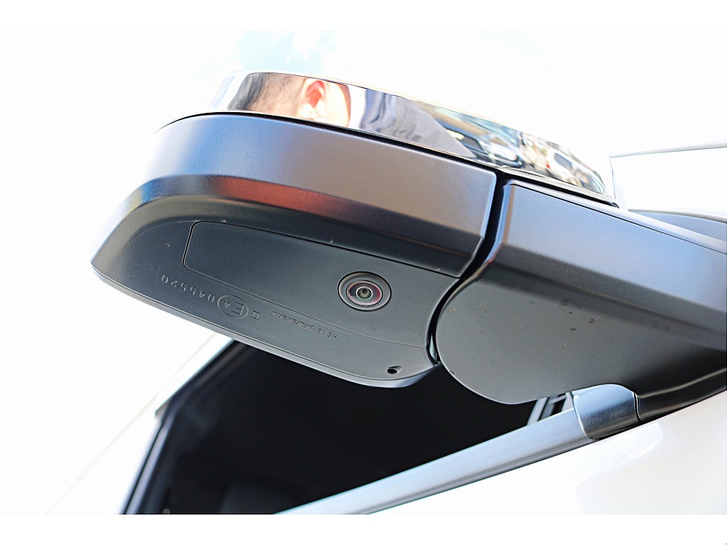 パノラミックビューモニター装備　運転席からの目視だけでは見にくい車両周辺の状況をリアルタイムで表示♪