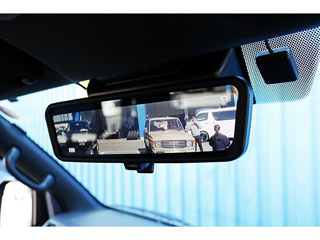 R4年式　ハイエースバン　ダークプライム2　車中泊カスタム＆大型ナビカスタム♪