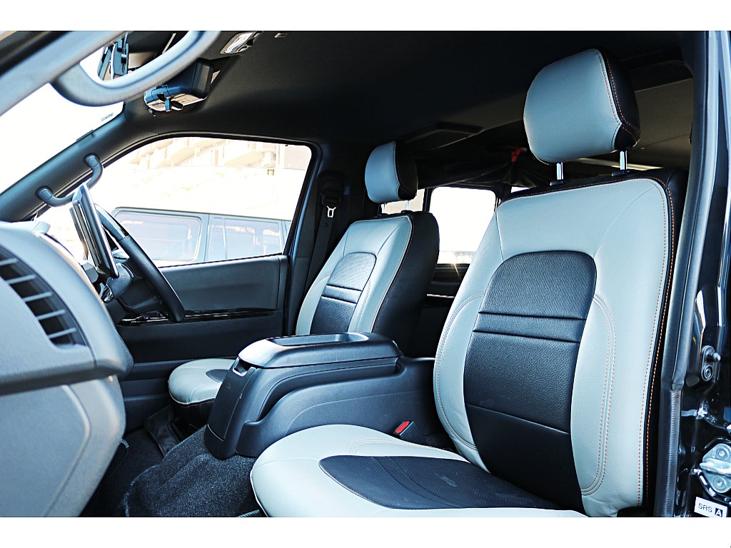 R4年式　ハイエースバン　ダークプライム2　車中泊カスタム＆大型ナビカスタム♪