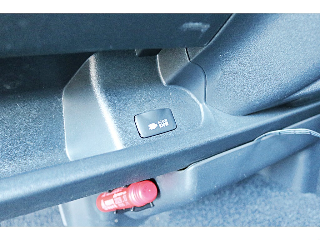 R4年式　ハイエースバン　ダークプライム2　車中泊カスタム＆大型ナビカスタム♪