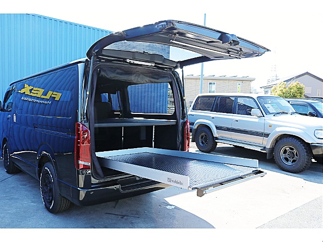 R4年式　ハイエースバン　ダークプライム2　車中泊カスタム＆大型ナビカスタム♪