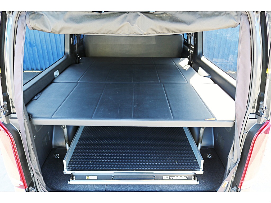 R4年式　ハイエースバン　ダークプライム2　車中泊カスタム＆大型ナビカスタム♪