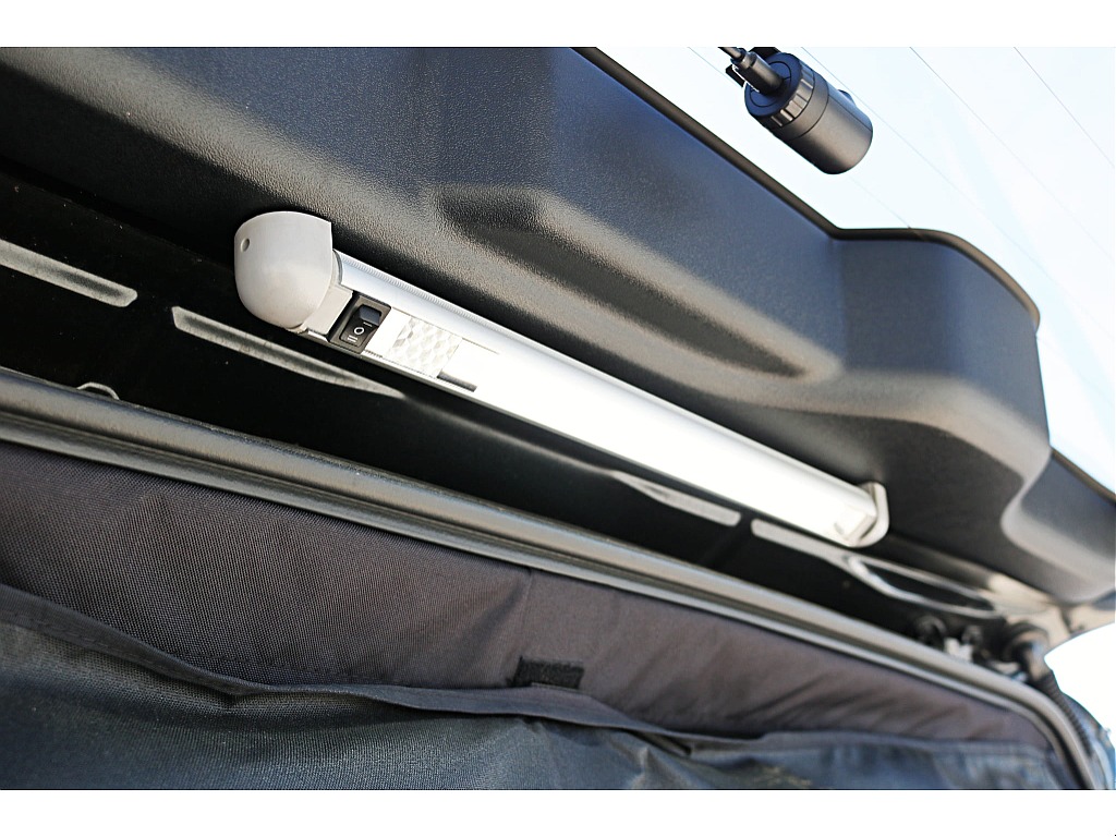 R4年式　ハイエースバン　ダークプライム2　車中泊カスタム＆大型ナビカスタム♪