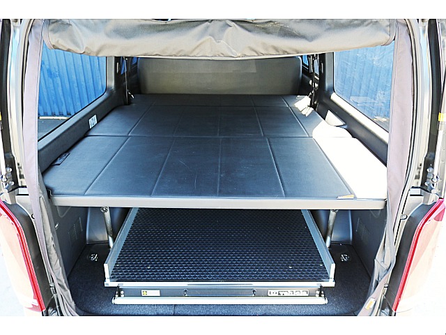 R4年式　ハイエースバン　ダークプライム2　車中泊カスタム＆大型ナビカスタム♪