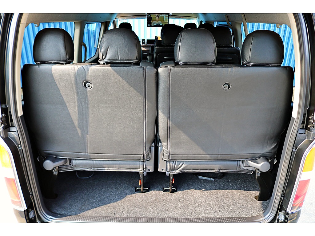 4列目シート跳ね上げ式で荷室も広々♪