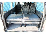 4列目シート跳ね上げ式で荷室も広々♪