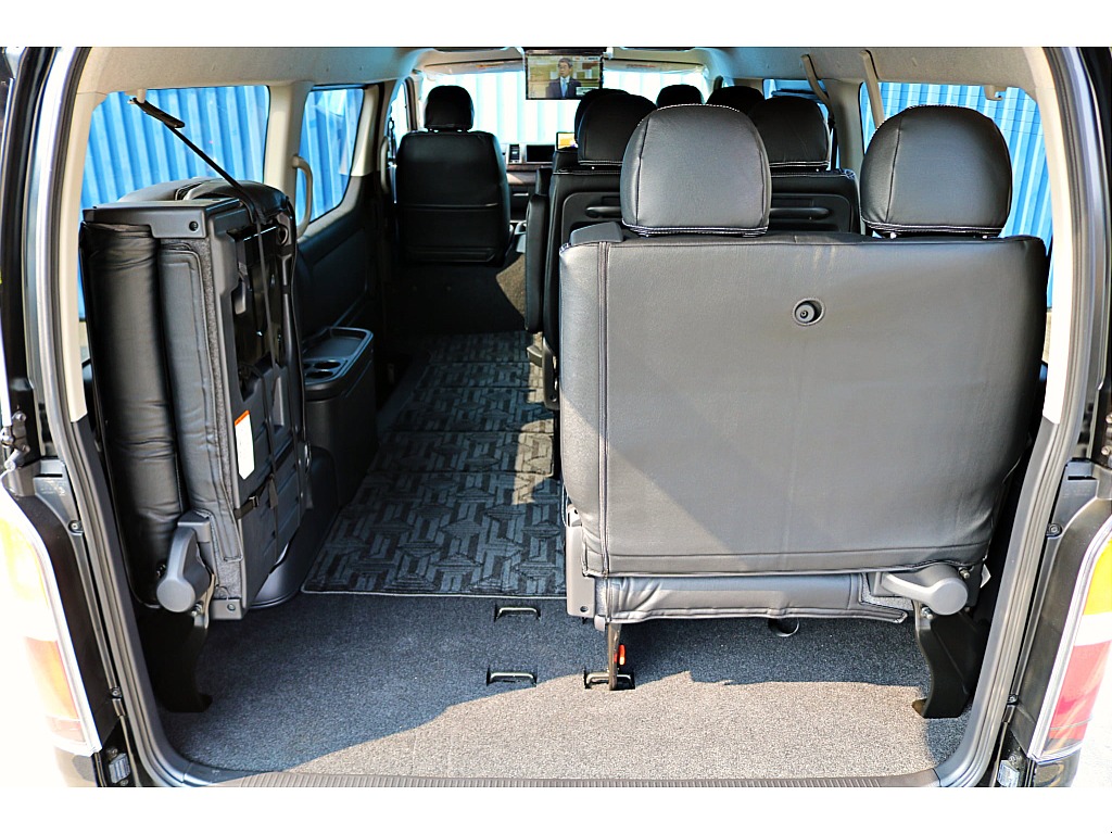 4列目シート跳ね上げ式で荷室も広々♪