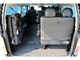 4列目シート跳ね上げ式で荷室も広々♪