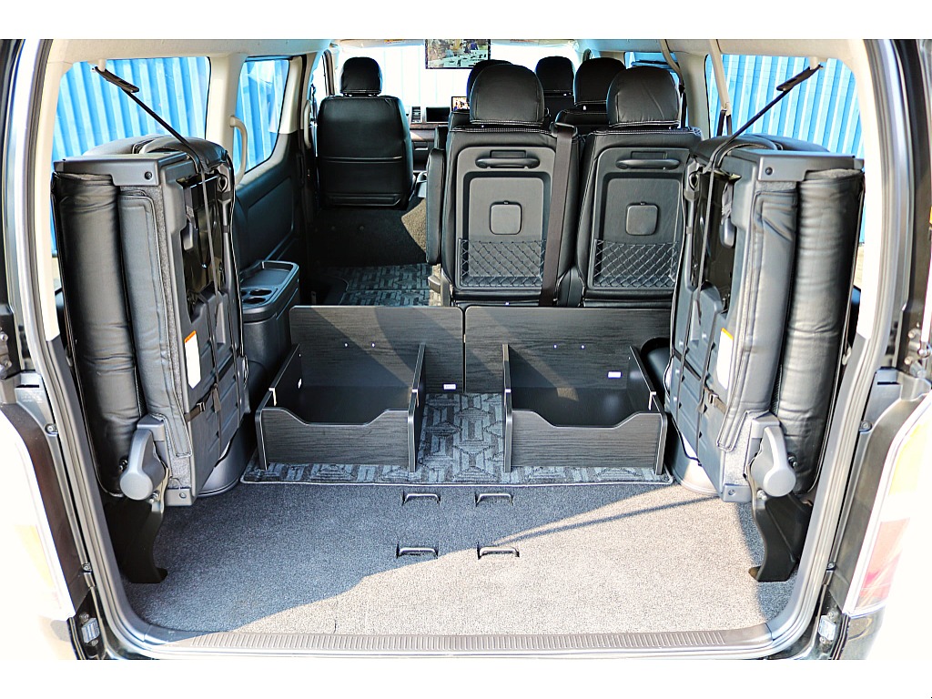 4列目シート跳ね上げ式で荷室も広々♪