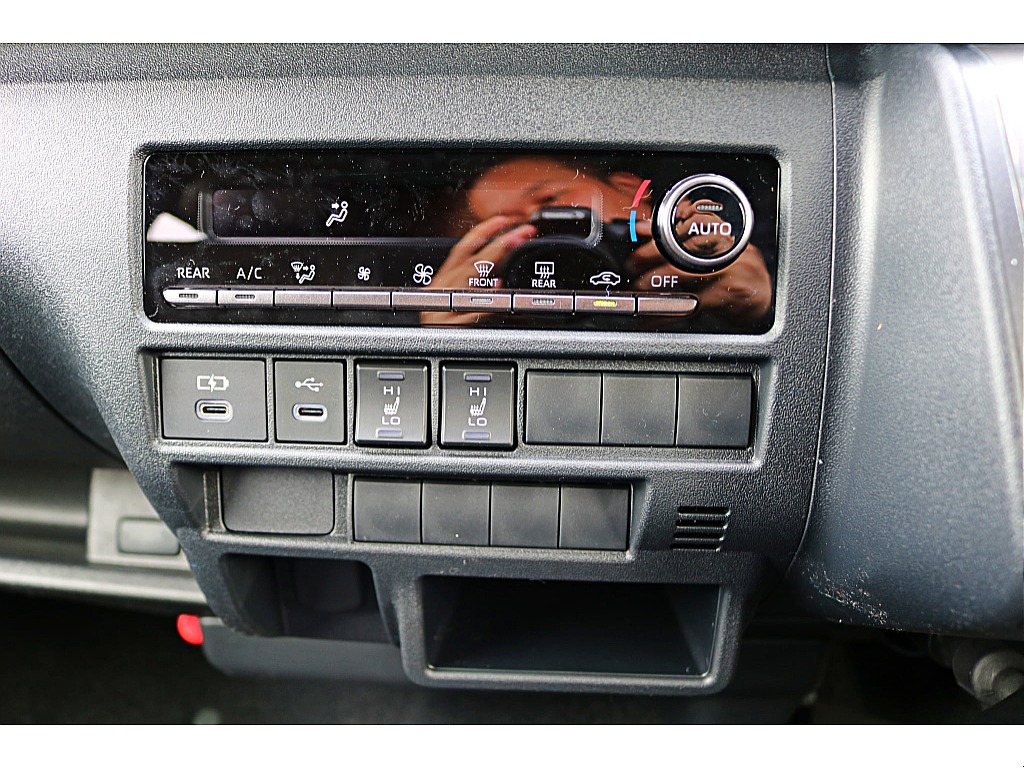 設定温度に合わせて風量や吹出しモード自動制御するオートエアコンを装備♪