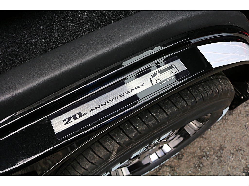 ハイエース好きには嬉しいメーカーオプションの20周年記念スカッフプレート♪