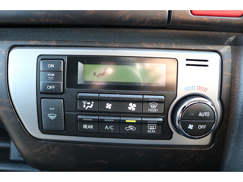 設定温度に合わせて風量や吹出しモード自動制御するオートエアコンを装備♪