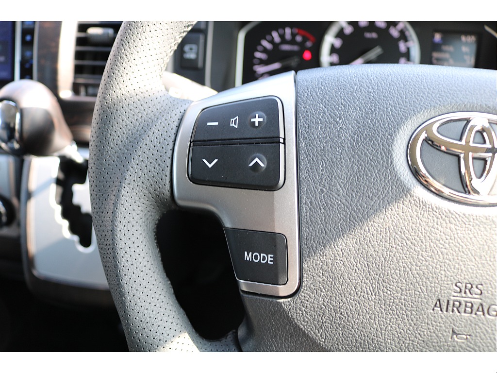 ステアリングから手を放すことなく音量やモードの切り替えができます♪