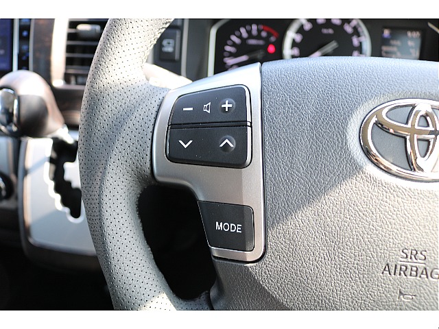 ステアリングから手を放すことなく音量やモードの切り替えができます♪