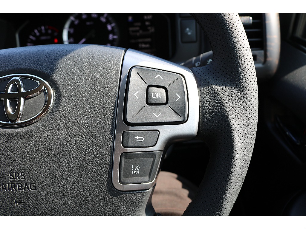 ステアリングから手を放すことなく音量やモードの切り替えができます♪