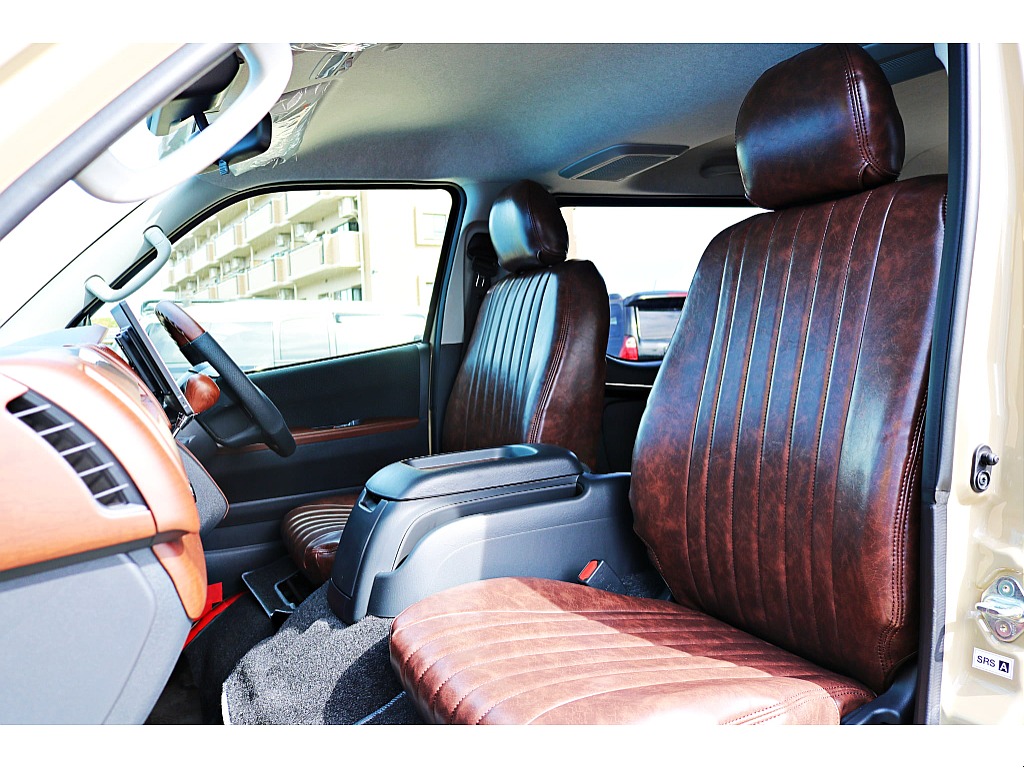 R7年式　ハイエースバン　S-GL　ディーゼル4WD　アースカラーパッケージ　ベージュ