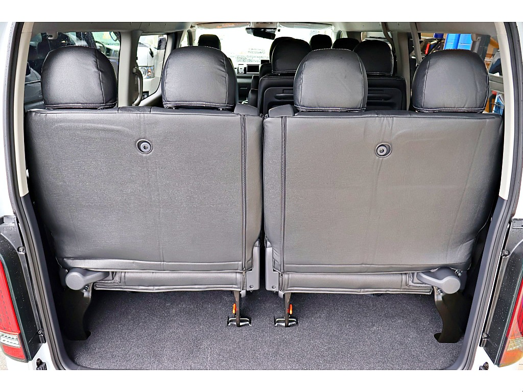 4列目シートは左右に跳ね上げ可能♪これで荷物も積めちゃいます♪