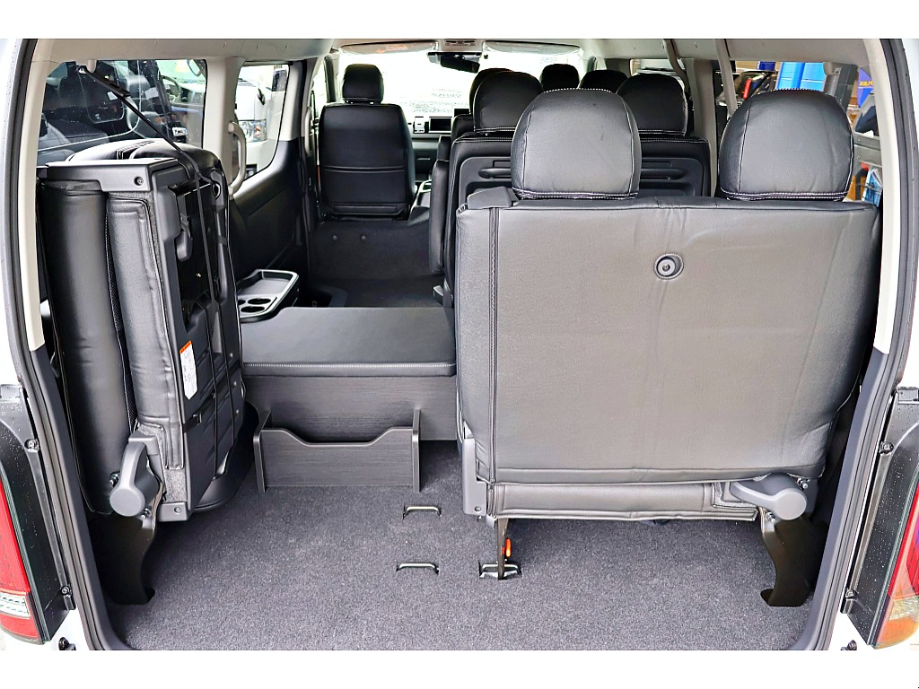 4列目シートは左右に跳ね上げ可能♪これで荷物も積めちゃいます♪