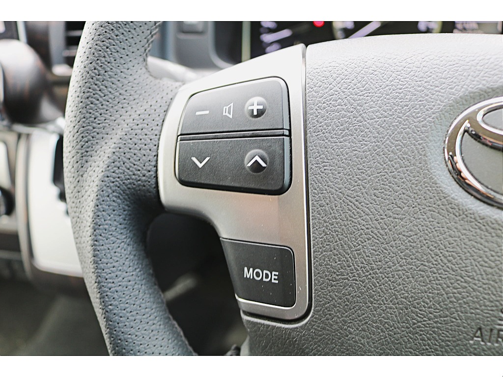 ステアリングから手を放すことなく音量やモードの切り替えができます♪