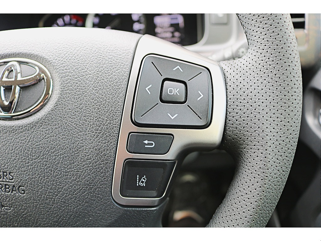 ステアリングから手を放すことなく音量やモードの切り替えができます♪