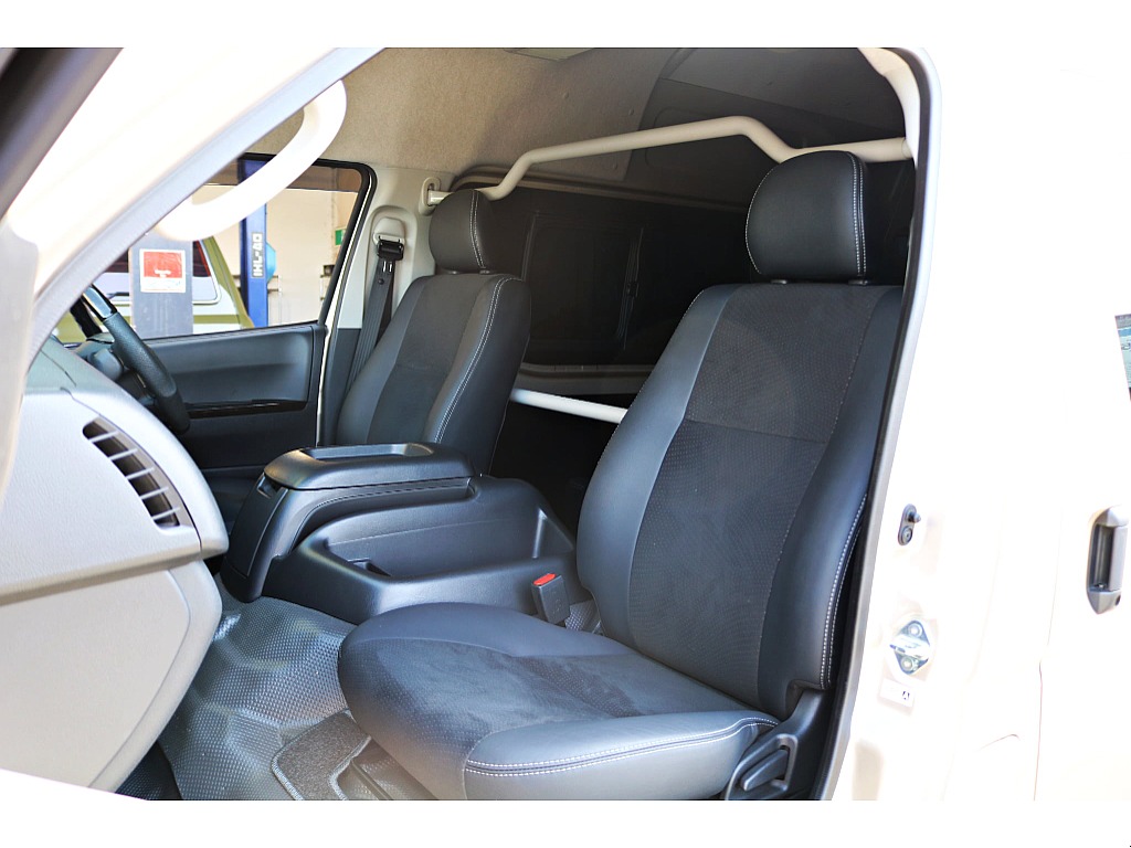 R6年式　ハイエースバン　DX　スーパーロング　ディーゼルターボ4WD　ダークプライムシート＆フローリングカスタム♪