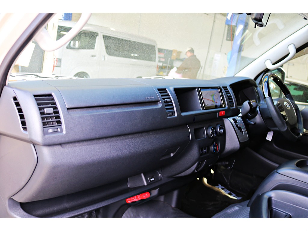 R6年式　ハイエースバン　DX　スーパーロング　ディーゼルターボ4WD　ダークプライムシート＆フローリングカスタム♪